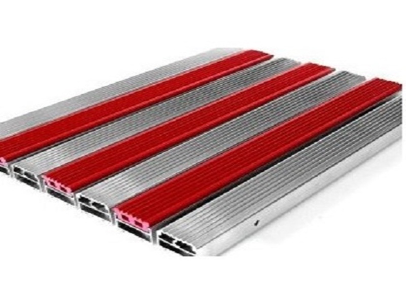 Alüminyum Paspas - Toptan Satış İstanbul Bağcılar - Anodize alüminyum profil çerçeveli profesyonel giriş paspası. Halı, fırça ve lastik dolgu seçenekleri. AVM, otel, hastane ve kurumsal bina girişleri için toptan satış.